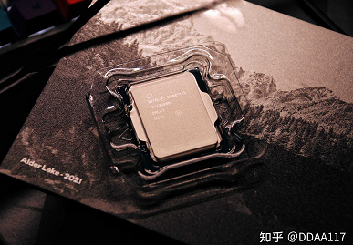 The first photos of serial Intel processors, which should end the era of AMD leadership.  Core i9-12900K operates at up to 5 GHz