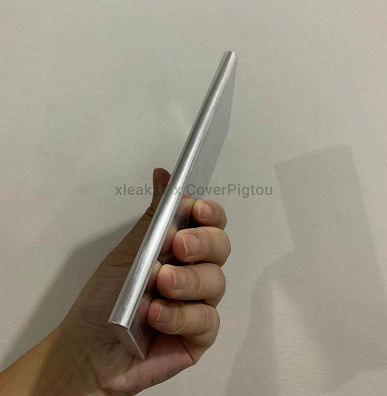 This will put the Galaxy S22 Ultra in your hand.  The aluminum model of the new flagship Samsung showed in the photo and video