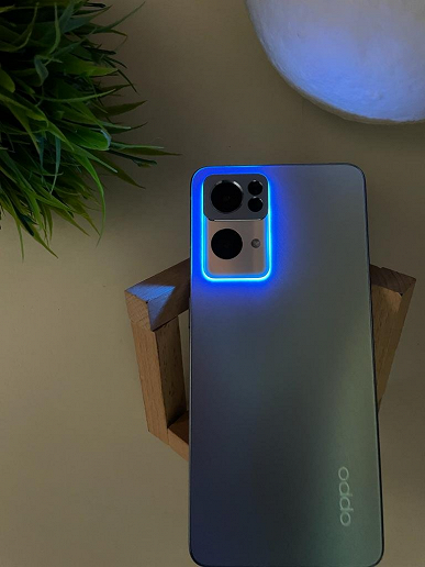 Backlight atypical for a smartphone and a “levitating” camera.  The first live photos of the Oppo Reno7 Pro smartphone appeared