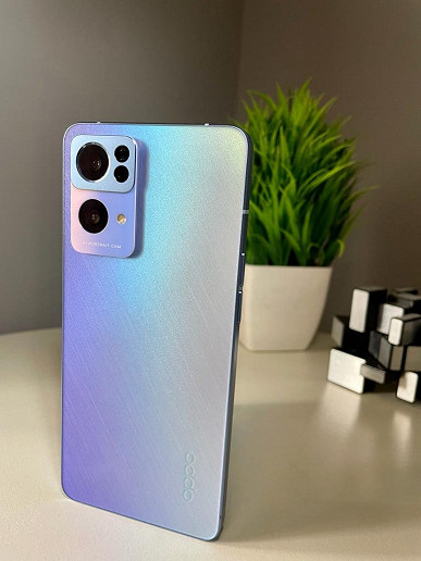 Backlight atypical for a smartphone and a “levitating” camera.  The first live photos of the Oppo Reno7 Pro smartphone appeared
