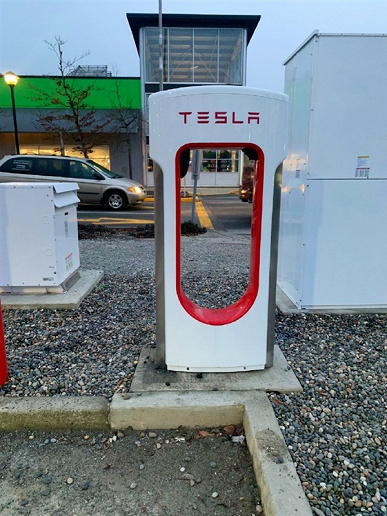 Зарядные станции Tesla Supercharger атакованы: воры вырезают с корнем зарядные кабели