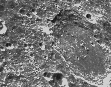 Космический корабль Orion прислал фотографии Луны с очень близкого расстояния