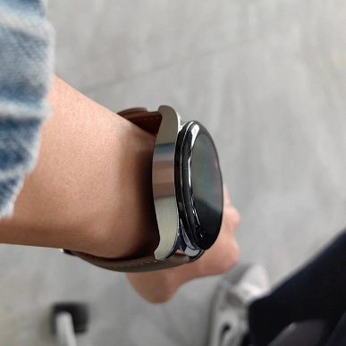 «Странные» умные часы Huawei Watch Buds позируют на новых живых фото. Корпус вовсе не кажется толстым