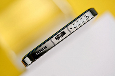 Черный Xiaomi 13 впервые показали со всех сторон на качественных фотографиях. В комплекте есть зарядное устройство