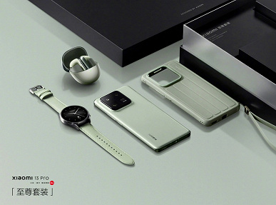 Глава Xiaomi показал топовую версию Xiaomi 13 Pro, которую выпустят ограниченным количеством. В комплекте — новые часы и наушники