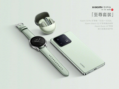 Глава Xiaomi показал топовую версию Xiaomi 13 Pro, которую выпустят ограниченным количеством. В комплекте — новые часы и наушники