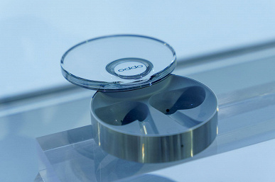 Oppo показала полностью стеклянный смартфон и другие устройства