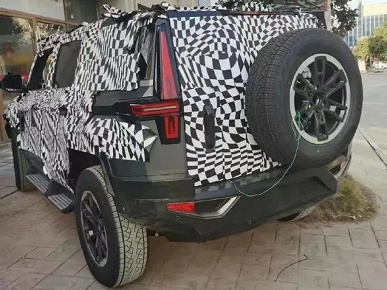 1070 л.с., автопилот, поддержка 5G и «самолётный» рычаг КПП. Брутальный внедорожник Dongfeng показали на живых фото