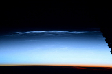 Космонавт Иван Вагнер показал, как выглядят мезосферные облака с борта МКС