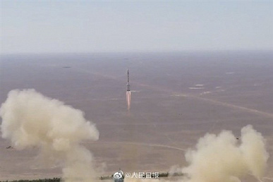 Китайская ракета Long March-2F запустила на орбиту корабль «Шэньчжоу-14» с тремя тайконавтами. Они проведут в космосе полгода и за это время достроят национальную орбитальную станцию