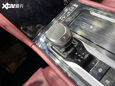 В Китае представлен пятиметровый люксовый седан Hongqi H5 за 25 000 долларов на платформе Mazda 6. Эту модель будут продавать в России