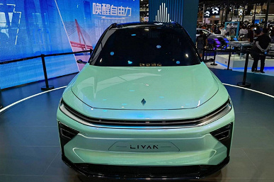Первые электромобили совместной разработки Geely и Lifan показали в Китае. Кроссовер Livan 7 разгоняется до 100 км/ч за 4,9 с и имеет запас хода до 750 км, но главное вовсе не это