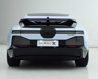 600 hp, 0-100 km/h in 3.8 seconds, 700 km range, fully steerable chassis and cyberpunk design. The final version of HiPhi Z is shown - perhaps the most unusual electric sedan