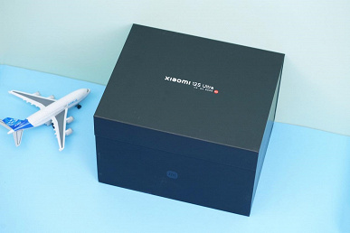Огромная коробка, чехол и кожаный футляр. Комплект поставки Xiaomi 12S Ultra показали на фото