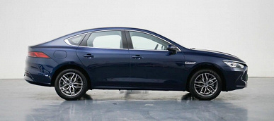 180 hp, 1245 km on one tank and consumption of 3.8 liters per 100 km at a price of $14,600. 2023 BYD Qin Plus DM-i Champion Edition sedan unveiled in China