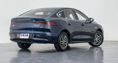 180 hp, 1245 km on one tank and consumption of 3.8 liters per 100 km at a price of $14,600. 2023 BYD Qin Plus DM-i Champion Edition sedan unveiled in China