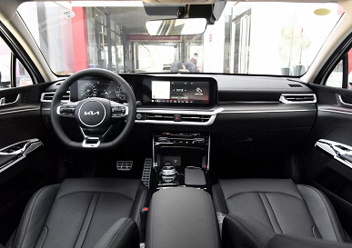 В Россию завезли партию седанов Kia K5 с мощным 240-сильным двигателем и 8-ступенчатым «автоматом». И эта модель крупнее той, что производилась на «Автоторе»