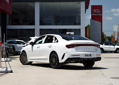 В Россию завезли партию седанов Kia K5 с мощным 240-сильным двигателем и 8-ступенчатым «автоматом». И эта модель крупнее той, что производилась на «Автоторе»
