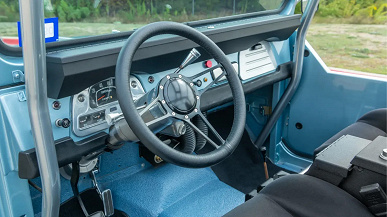 Классический Toyota Land Cruiser FJ40 оснастили 5,7-литровым V8 от Chevrolet, дисковыми тормозами, гидроусилителем и новым салоном, а теперь продают за 10 тыс. долларов