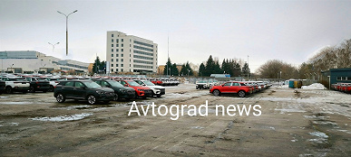 Дилер получил сотню новеньких Lada X-Cross 5. Опубликованы живые фото