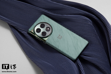 «Часовой дизайн» блока камеры и рисунок, напоминающий мрамор. Живые фото OnePlus 12 сразу после премьеры