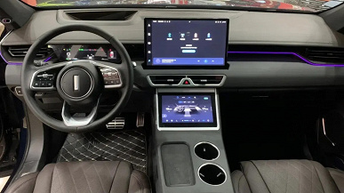 396 л.с., полный привод и три экрана в салоне. В России начали принимать заказы на рестайлинговый кроссовер Wey 05 – цена почти вдвое ниже официальной дорестайлинговой версии