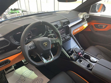 Официальный дилер выставил на продажу в России Lamborghini Urus 2023. В 2021 году за такой кроссовер просили 17,5 млн рублей, сейчас цена повыше