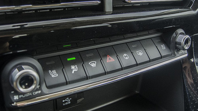 Платформа 2011 года, передняя панель как у Toyota RAV4, но мягкая подвеска и большой багажник. Подробности о бюджетном кроссовере Haval M6, который скоро начнёт продаваться официально