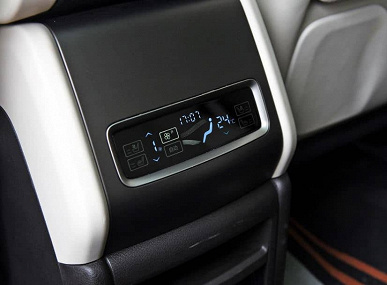 Габаритный аналог Nissan Pathfinder с полным приводом, 489 л.с. и запасом хода 1030 км. Представлен кроссовер BYD Denza N8