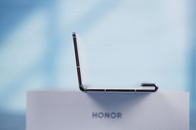 Первый в мире «смартфон-клатч» за 800 долларов: появились живые фото Honor V Purse и распаковка