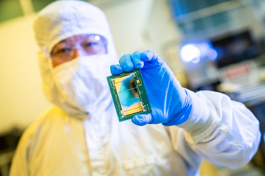 Intel показала «полосатый» процессор. CPU Granite Rapids состоит из пяти чиплетов и выглядит необычно