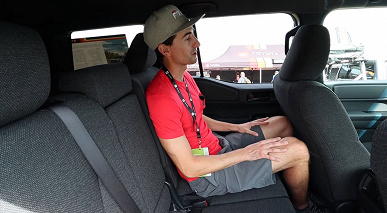 Тканевые сиденья, гулкий пластик, рояльный лак на ручках и 326 л.с. Все подробности о базовой версии новейшего Toyota Land Cruiser Prado 250 ценой 55 тыс. долларов