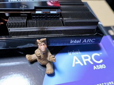 Готовься, GeForce RTX 3050. Видеокарта Intel Arc A580 действительно существует, что подтверждают первые живые фотографии