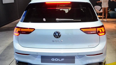 Это Volkswagen Golf 2024. Много живых фото кузова и салона с закрытой презентации новинки