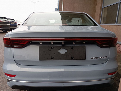 Это обновленный Geely Emgrand для России и Белоруссии: живые фото и все подробности