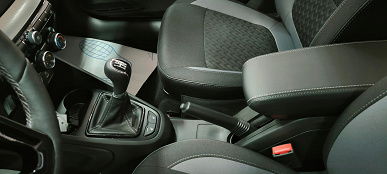 Lada Vesta с подушками безопасности и со всеми опциями уже в продаже у дилеров. Живые фото машины