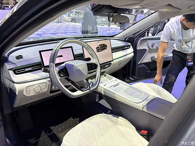 Аналог Volkswagen Passat и Toyota Camry с расходом всего 1 л/100 км. Chery Fulwin A8L C-DM показали вживую Аналог Volkswagen Passat и Toyota Camry с расходом всего 1 л/100 км. Chery Fulwin A8L C-DM показали вживую