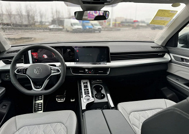 Большой внедорожник Volkswagen Tavendor сильно подешевел в России: цена упала на 1 млн рублей