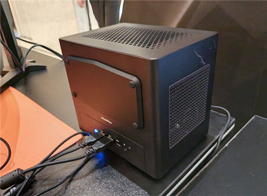Самый маленький в мире компьютер с системой жидкостного охлаждения. AtomMan UM890 WE объемом 3,5 л построен на Ryzen 9 8945HS