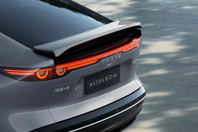 Новейшая Mazda EZ-6 будет проезжать до 1000 км на баке бензина, но полного привода у машины не будет