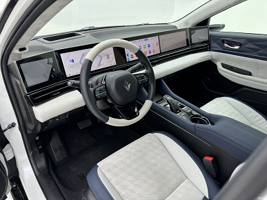 Honda и Dongfeng представили седан с пятью экранами на передней панели
