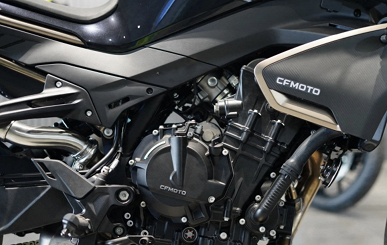 Трэкшн-контроль Bosch, 8-дюймовая панель приборов с CarPlay, круиз-контроль и 3,3 с до 100 км/ч — за 6,9 тыс. долларов. Представлен спортивный мотоцикл CFMoto 800NK 2024