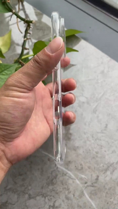 Невозможно сразу определить, что эти чехлы предназначены для смартфонов Apple: снимки чехлов iPhone 17 Pro и iPhone 17 Air