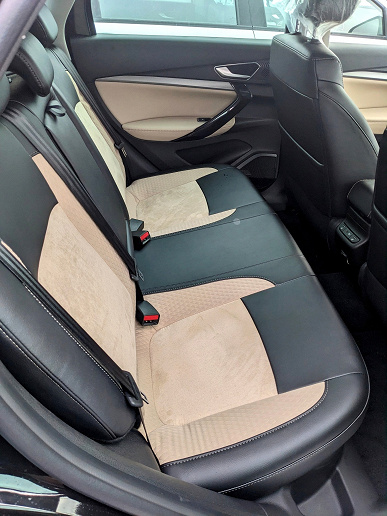 Топовую версию Lada Vesta Techno с двухцветным интерьером и новой коробкой показали вживую