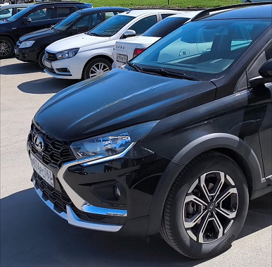 Самая практичная Lada Iskra: чёрный универсал SW впервые показали вживую со всех сторон