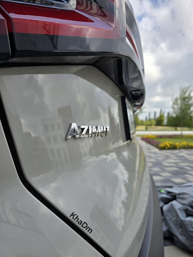 Lada Azimut выставили на всеобщее обозрение в Тольятти: живые фото машины с черно-красным салоном, черным потолком, двухцветным рулем и большой панорамной крышей