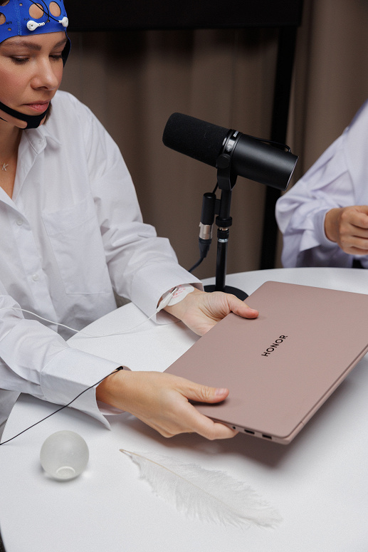 Эксперимент: блогер трогала ткань, металл, пластик, дерево и ноутбуки, а нейропсихолог следила за активностью мозга