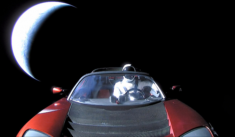 Манекен Starman за рулём электромобиля Tesla Roadster достиг орбиты Марса