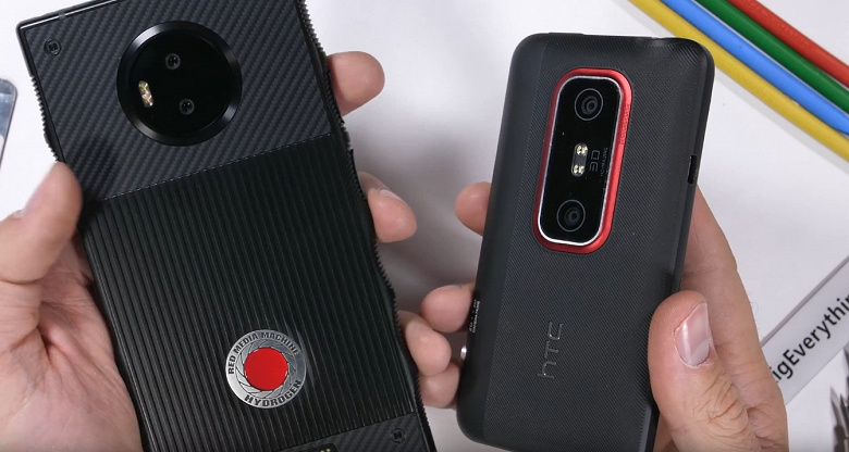 Тесты блогера JerryRigEverything показали, что Red Hydrogen One является одним из самых прочных смартфонов