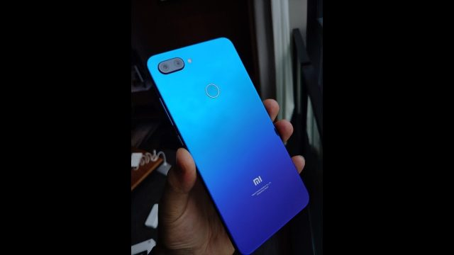 Градиентная задняя панель Xiaomi Mi 8 Lite на самом деле является прозрачной